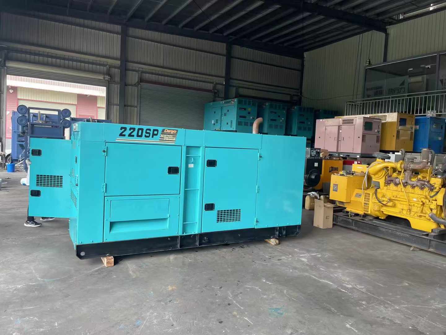 阿克塞柴油发电机组长期不间断运行时，如何监控其温度和压力？