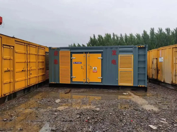 阿克塞柴油发电机如何判断干式空气滤清器是否需要更换？